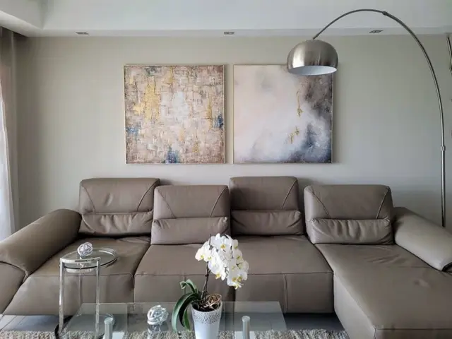 Картина в минималистичном интерьере