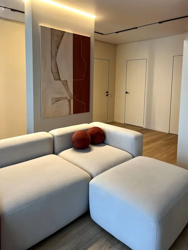 Интерьерная картина в светлой гостиной